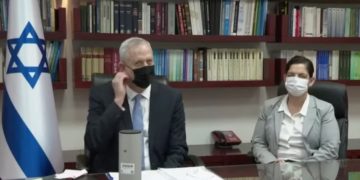 Visite surprise : Benny Gantz a invité Mahmoud Abbas à son domicile à Rosh Ha’ayin