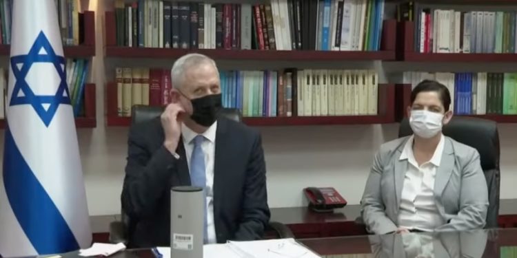 Visite surprise : Benny Gantz a invité Mahmoud Abbas à son domicile à Rosh Ha’ayin