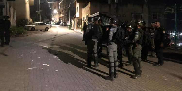 Umm al-Fahm, zone de non-droit, a vécu une nuit d’incidents et d’agressions : 1 mort, 2 policiers blessés