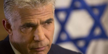 Lapid se rend au Caire alors que les tensions entre Israël et le Hamas s&rsquo;intensifient