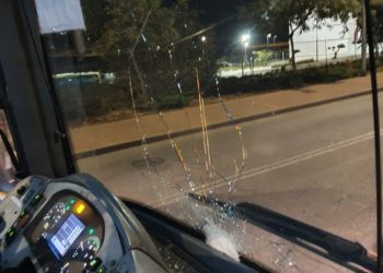 La semaine commence : des Arabes ont lancé des pierres sur un bus et une voiture