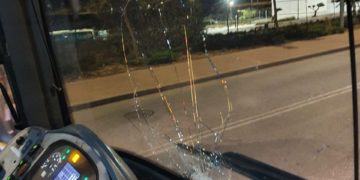 La semaine commence : des Arabes ont lancé des pierres sur un bus et une voiture