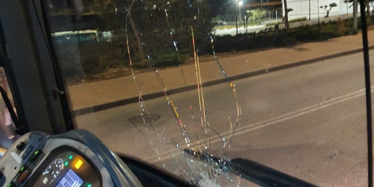 La semaine commence : des Arabes ont lancé des pierres sur un bus et une voiture