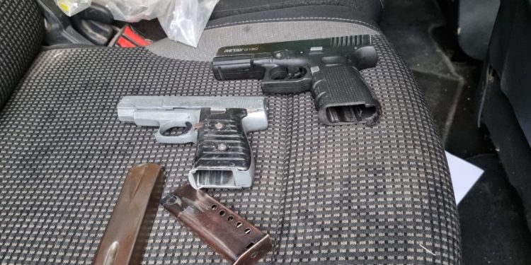 Deux pistolets ont été saisis dans une voiture conduite par des Arabes près de Qalqilya