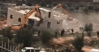 Les forces israéliennes rasent une maison de deux étages au sud d’Hébron