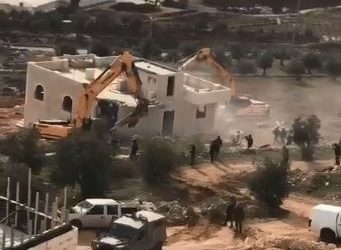 Les forces israéliennes rasent une maison de deux étages au sud d&rsquo;Hébron