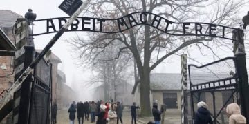 Une touriste néerlandaise détenue après avoir effectué un salut nazi à Auschwitz