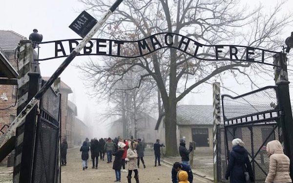 Une touriste néerlandaise détenue après avoir effectué un salut nazi à Auschwitz