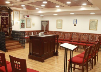 Un arabe de Qalansua a été arrêté après être arrivé au milieu de la nuit pour « prier » dans une synagogue de Netanya