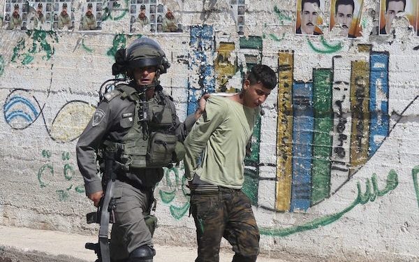 Un adolescent arabe a jeté du café brûlant sur un juif religieux : il écope d’une peine de plus de 2 ans de prison