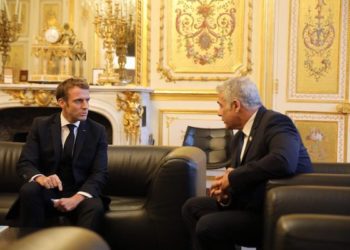 Yair Lapid fait les yeux doux au président Macron