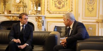 Yair Lapid fait les yeux doux au président Macron