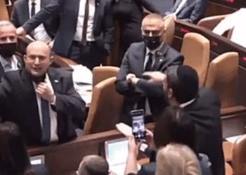 Bennet hué et menacé à la Knesset après le passage de la loi sur l’électricité des maisons arabes illégales