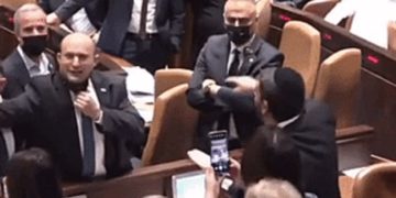 Bennet hué et menacé à la Knesset après le passage de la loi sur l’électricité des maisons arabes illégales