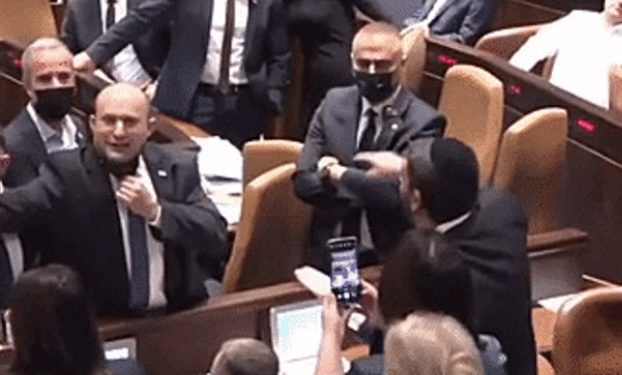 Bennet hué et menacé à la Knesset après le passage de la loi sur l’électricité des maisons arabes illégales