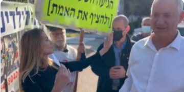 Des activistes devant le domicile de Benny Gantz pour réclamer une enquête sur l’affaire du sous-marin*