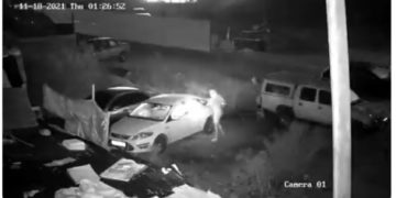 Voitures incendiées par des jeunes Palestiniens dans le but de coloniser et chasser les Juifs de Jérusalem