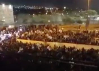 Enorme manifestation de pionniers près du bureau du Premier ministre jeudi soir