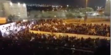 Enorme manifestation de pionniers près du bureau du Premier ministre jeudi soir