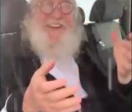 L’histoire du jour : Le superviseur casher hassidique s’est retrouvé coincé dans la neige et a passé la nuit dans une mosquée, où il a prié