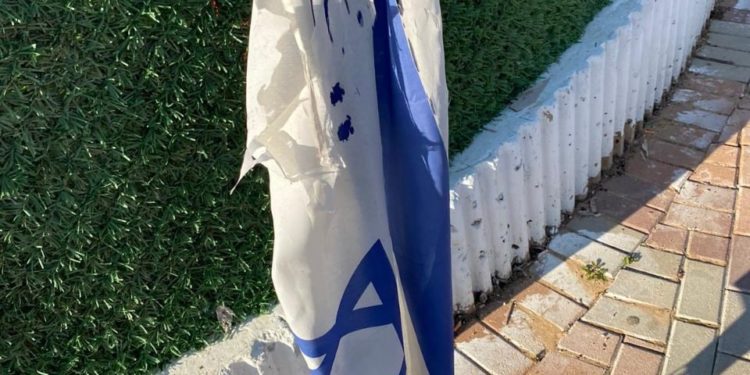 Un adolescent bédouin de 14 ans en prison pour avoir désacralisé le drapeau israélien