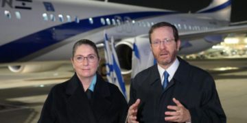 Le président Herzog rend une visite historique aux Émirats, dans le contexte de l&rsquo;attaque meurtrière des drones Houthis