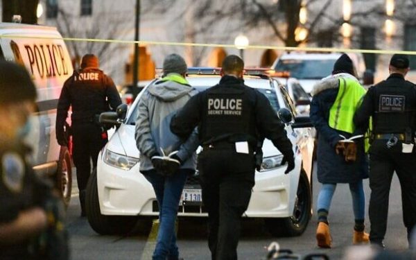 Des manifestants anti-israéliens antisémites arrêtés devant l’ambassade d’Israël à Washington