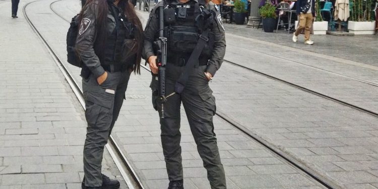 Le programme de l’armée israélienne d’intégration des femmes dans les unités cybernétiques recueille un million de dollars