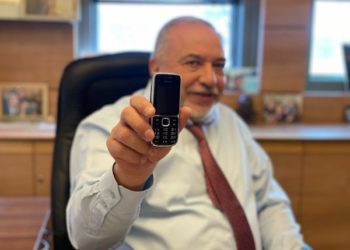 Lieberman réagit au scandale de l’espionnage des smartphones par la police israélienne