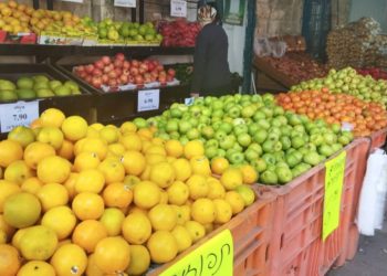 Le ministre israélien des Finances menace les géants de la distribution alors qu’il est responsable de la hausse des prix