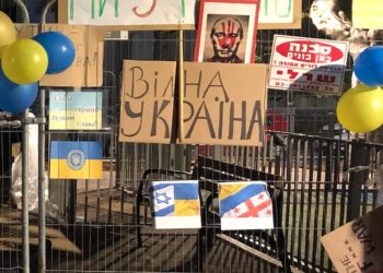 Des milliers de personnes défilent à Tel Aviv contre l’invasion de l’Ukraine par la Russie et la réponse timide d’Israël