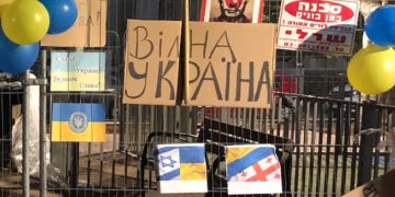 Des milliers de personnes défilent à Tel Aviv contre l’invasion de l’Ukraine par la Russie et la réponse timide d’Israël