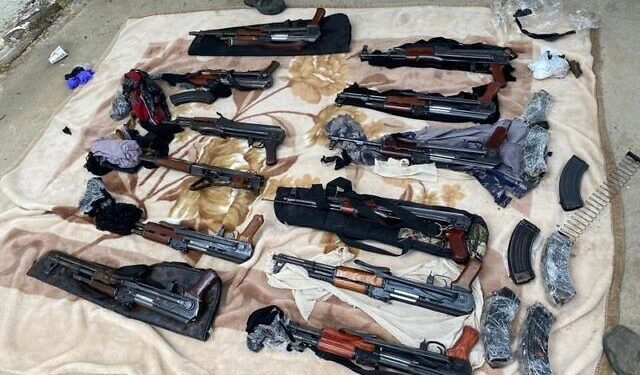 Tsahal et la police saisissent 12 fusils à des trafiquants d’armes dans la vallée du Jourdain