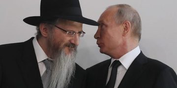 Le grand rabbin de Russie, proche de Poutine, baptisé « rabbin de Poutine », l’enjoint à mettre fin à la guerre en Ukraine