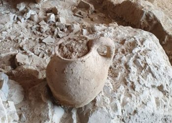 Un vase en poterie de l’âge du bronze précoce découvert dans une grotte israélienne