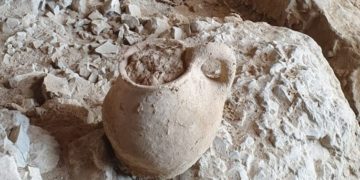 Un vase en poterie de l&rsquo;âge du bronze précoce découvert dans une grotte israélienne