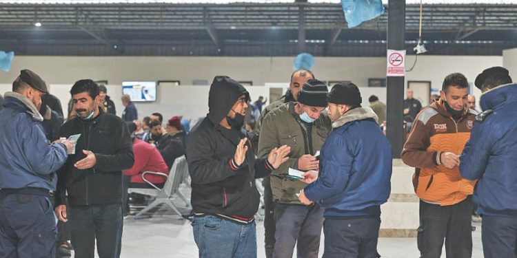 Les Palestiniens de Gaza abandonnent leurs études pour des salaires israéliens