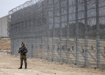 Les troupes israéliennes arrêtent trois terroristes infiltrés de Gaza armés de couteaux et de liquide inflammable