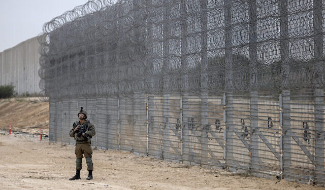 Les troupes israéliennes arrêtent trois terroristes infiltrés de Gaza armés de couteaux et de liquide inflammable