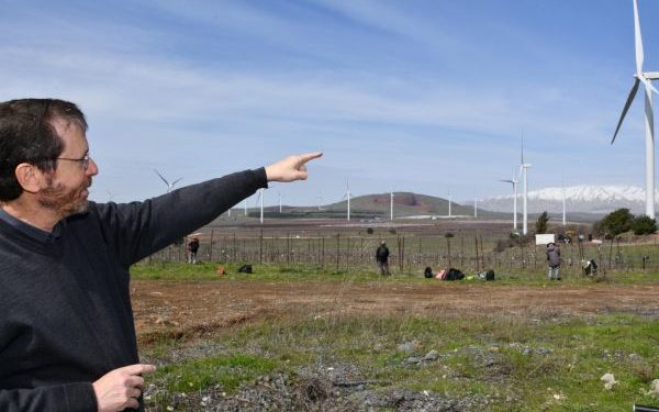 Le président Herzog, lors d’une visite surprise au Golan, s’en prend à la Russie