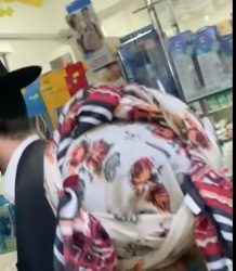 Une mère juive fond en larmes devant son enfant après avoir été agressée par des extrémistes Arabes dans la vieille ville