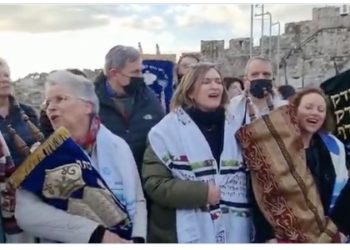 Des protestations éclatent au Mur occidental après qu’un député travailliste a apporté la Torah pour que les femmes puissent la lire