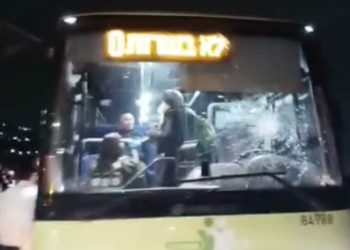 Un bus a été la cible de jets de pierres par des terroristes arabes dans le Gush Etzion, le chauffeur a été légèrement blessé