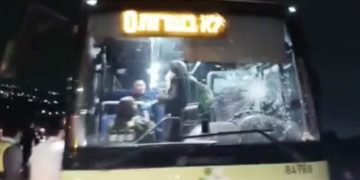 Un bus a été la cible de jets de pierres par des terroristes arabes dans le Gush Etzion, le chauffeur a été légèrement blessé
