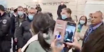 Vidéo : la ministre de l&rsquo;Education prise à parti par les sœurs d&rsquo;une des victimes de l&rsquo;attentat de Be&rsquo;er Sheva