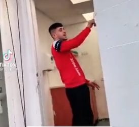 La police a arrêté l&rsquo;antisémite arabe qui a arraché une mezouza et publié ses exploits sur Tiktok