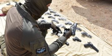 Les FDI et la police saisissent des dizaines d&rsquo;armes à feu à des trafiquants de drogue près de la mer Morte