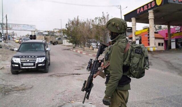 Les forces israéliennes arrêtent un Palestinien pour deux attaques terroristes à l’arme blanche