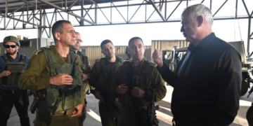 Gantz déclare qu&rsquo;Israël va augmenter le nombre de travailleurs palestiniens de Gaza autorités à entrer en Israël