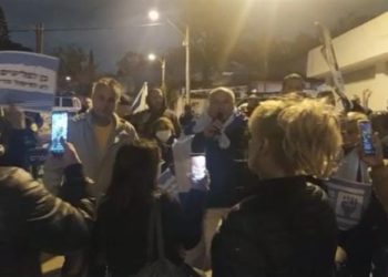 Manifestation de droite, samedi soir devant le domicile de Shaked, pour limiter l’accueil des réfugiés ukrainiens